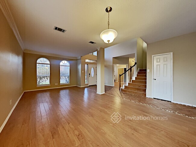 Building Photo - 720 Hollow Ridge Dr