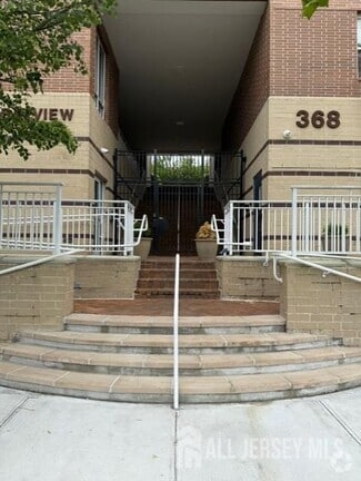 Building Photo - 368 Rector St