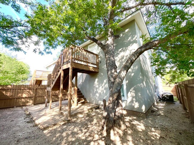 Building Photo - 1611 N Navidad St