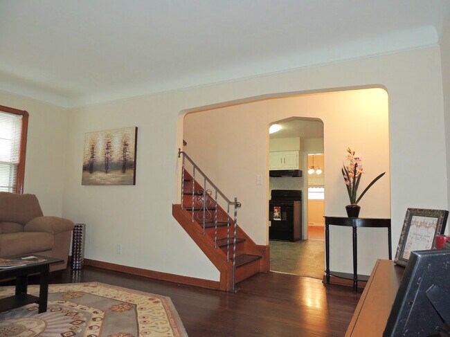 Building Photo - 4 Bedroom - 2 Full Bathroom Home for Rent!