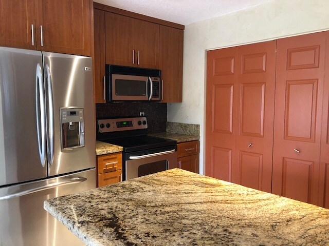 Foto del edificio - 8751 Cleary Blvd