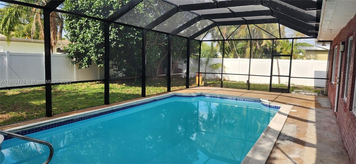 Foto principal - 5260 SW 9th St