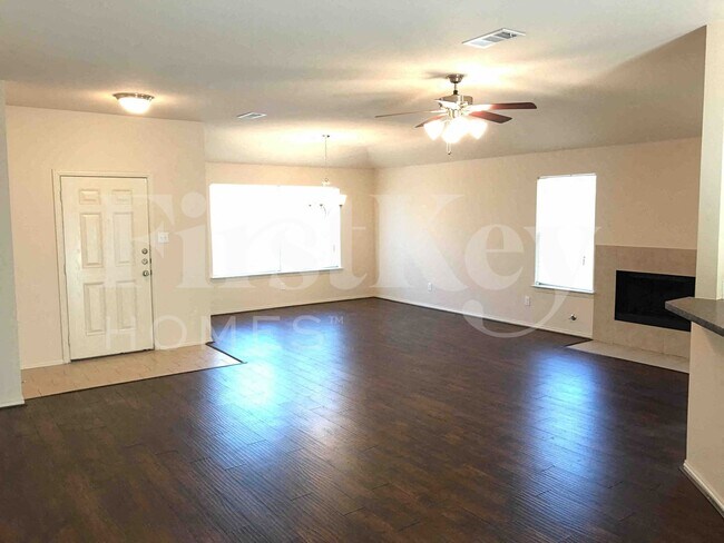 Foto del edificio - 1218 Jewel Ln