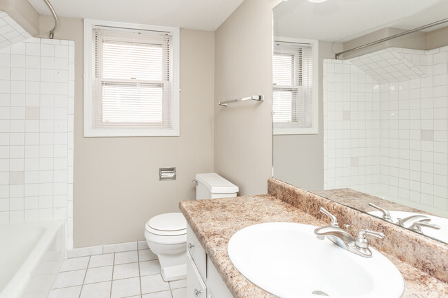 1BR, 1BA - B5/930 SF - Bathroom - The Heights Apartments