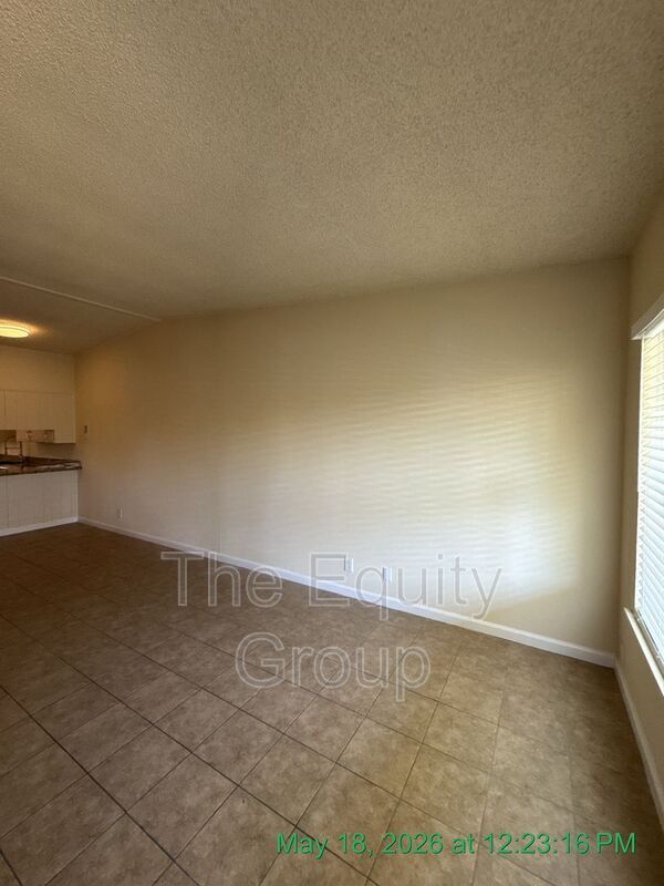 Building Photo - 1140 W Tulare Ave