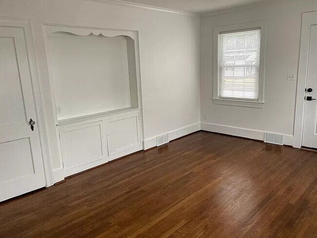Building Photo - Cute Duplex near Downtown Greenville