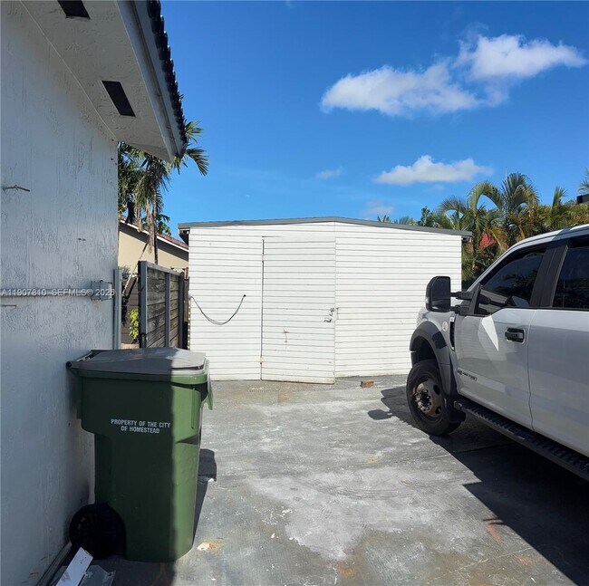 Building Photo - 709 SE 13th Terrace