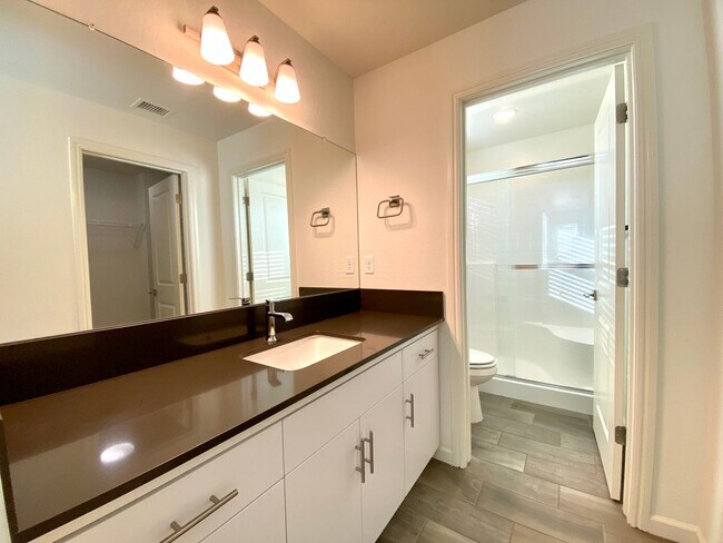 Foto del edificio - $2,195, 3 Bedroom In Gated Community with ...