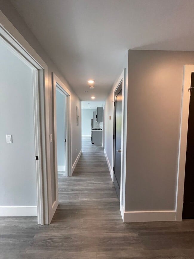 Building Photo - Charming 3 Bedroom-No Broker Fee