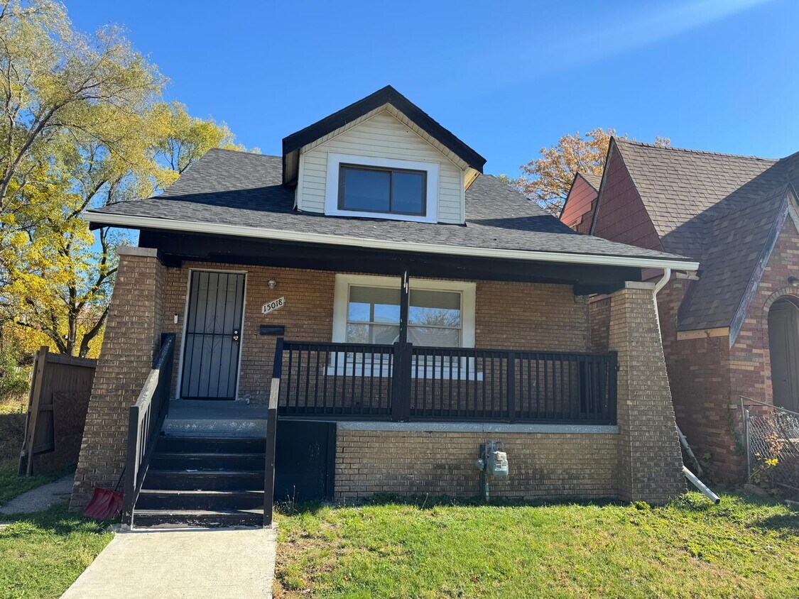 Primary Photo - 15018 Pinehurst St