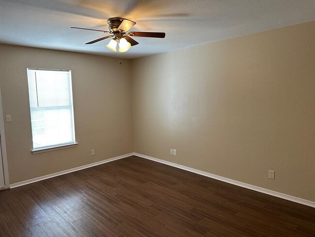 Foto del edificio - 2208 Katy Ln