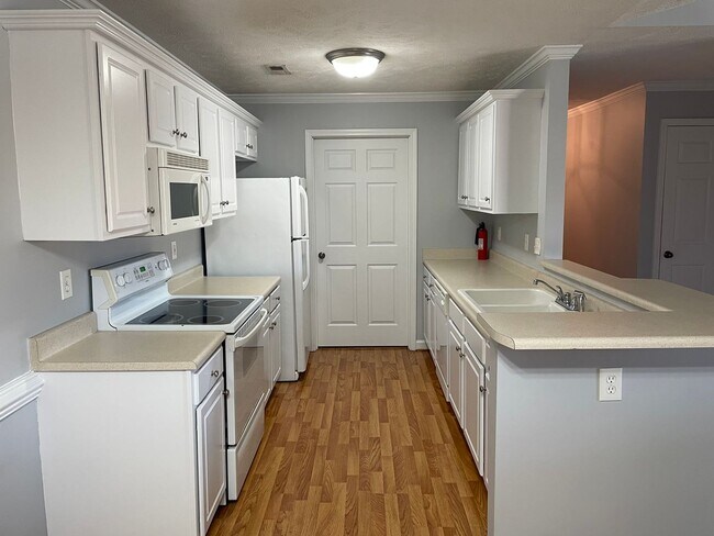 Foto del edificio - Two Bedroom Condo in Gated Community