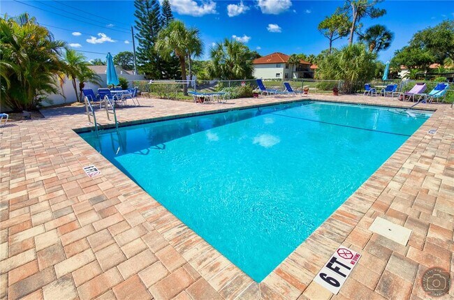 Foto del edificio - 314 Pine Hollow Cir