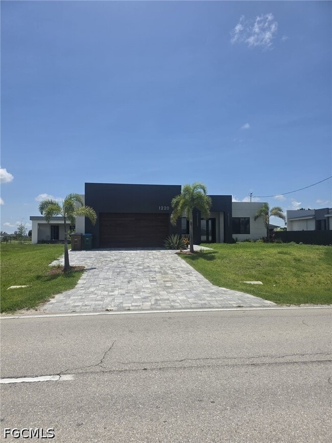Building Photo - 1220 Chiquita Blvd N