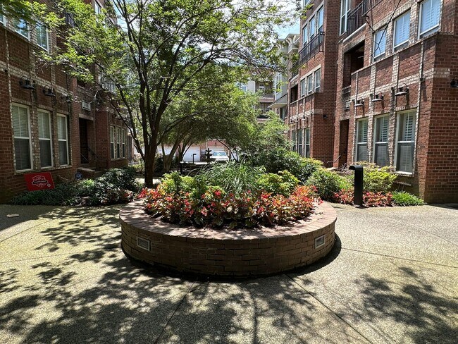 Foto del edificio - South Bluffs area townhome with 2 BR/ 2BA and flex room PLUS 1 car garage and one reserved parkin...