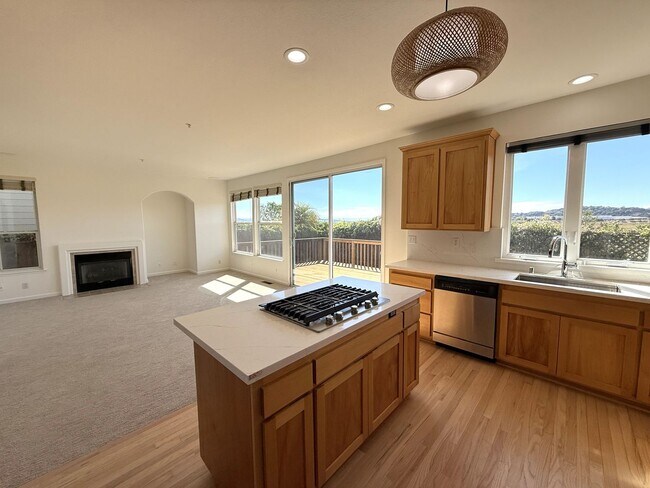 Foto del edificio - FOUR BEDROOM THREE FULL BATH HOME IN THE B...
