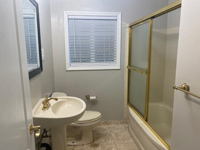 Foto del edificio - 2219 Thurm Ave