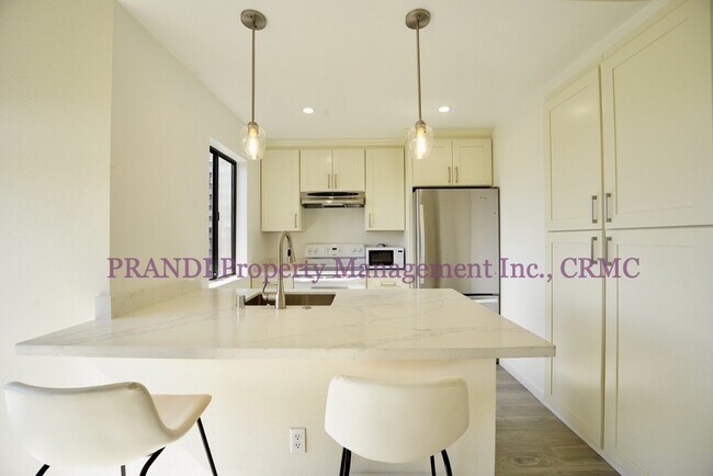 Building Photo - Bright and Updated Corner Unit Condo with ...