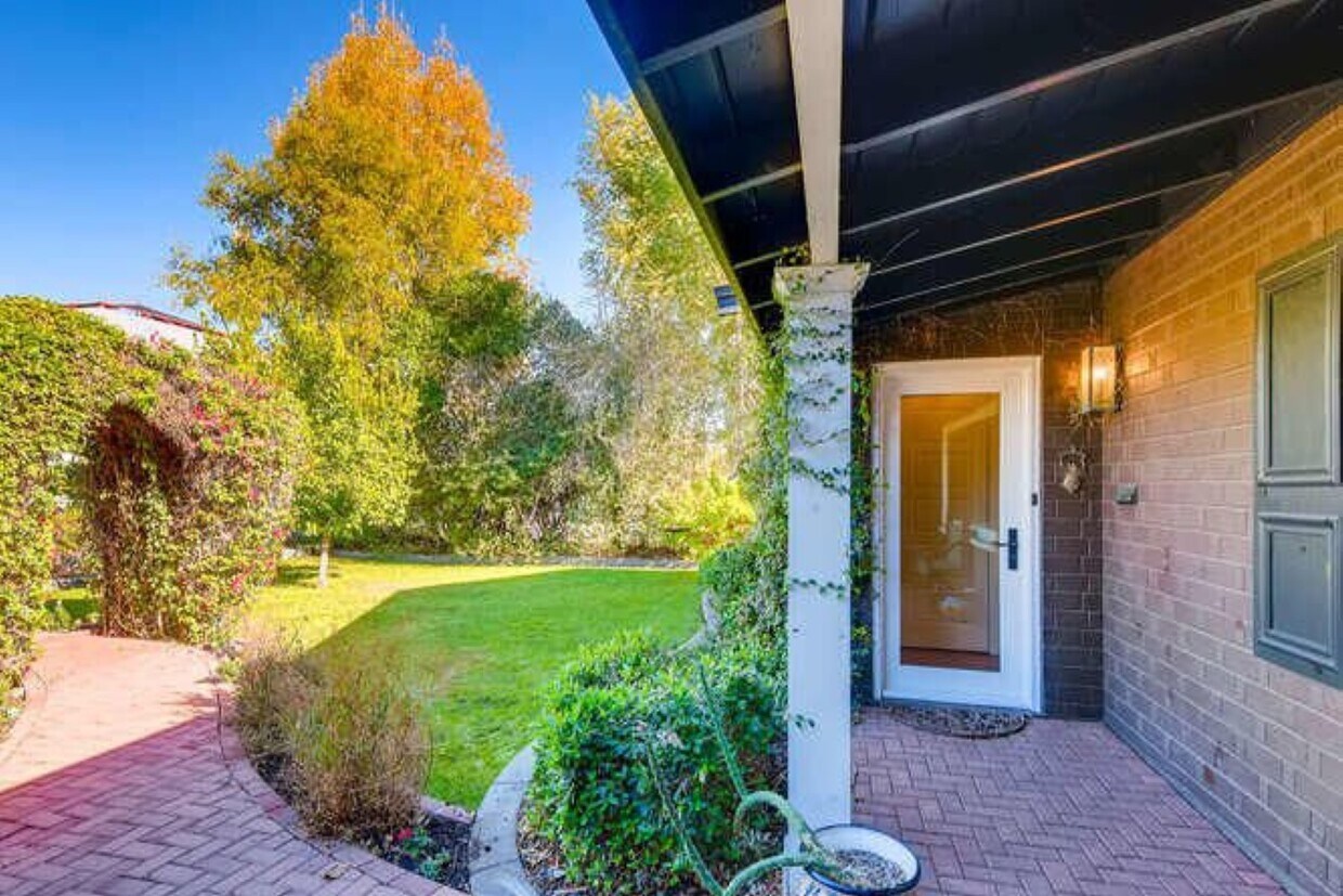 Primary Photo - 4331 E Avalon Dr