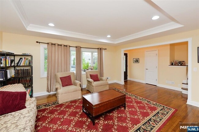 Building Photo - 40-10 Terhune Pl