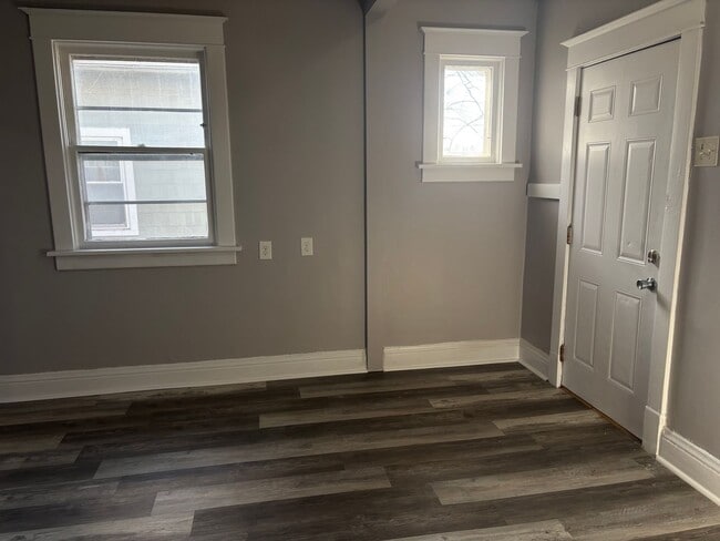 Building Photo - 3 Bedroom House Available Now!!