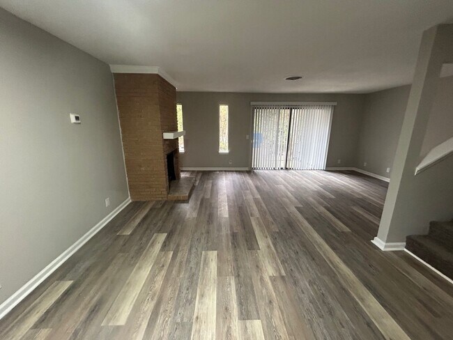 Foto del edificio - 240 Jamil Rd