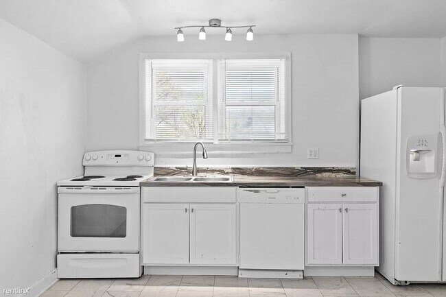 Building Photo - 3 br, 1 bath House - 3345 Pinewood Ave