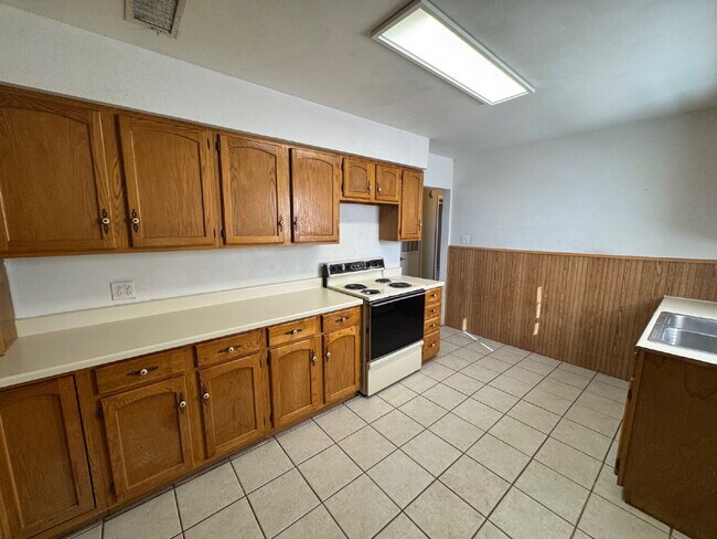 Foto del edificio - Home With 2 Living Areas Located Near School & W. Loop 289 / Marsha Sharp Fwy Access!