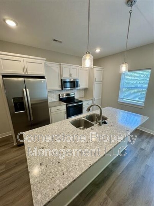 Foto del edificio - 8679 Golden Ln