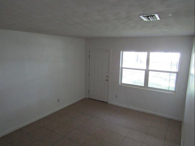 Living ro - 144 W Michigan Ave