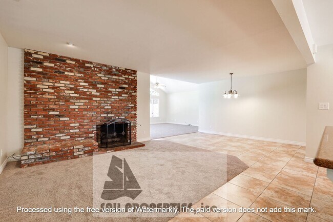 Building Photo - Charming Home in Vibrant Los Alamitos