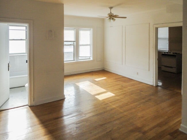 Building Photo - 4838 N Wolcott Ave