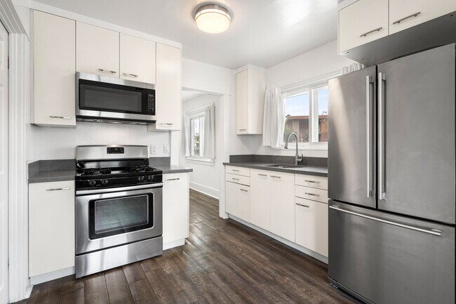 Kitchen - 615 S Grevillea Ave Townhome