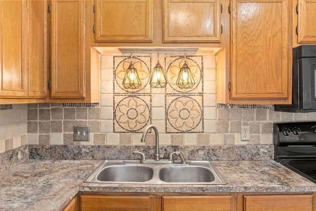 Building Photo - 4013 SW Sunflower Ln