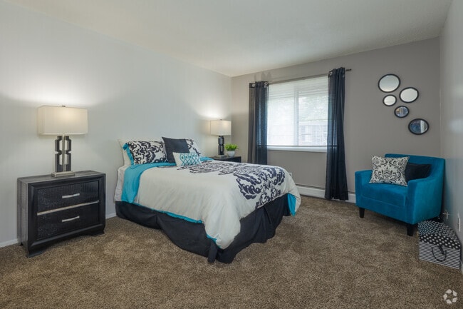 1BR, 1BA - 704SF - Bedroom - Park West