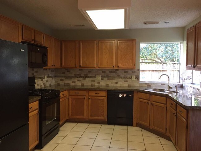 Building Photo - 18006 Golden Ridge Dr