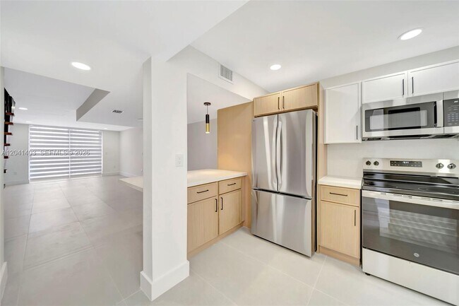 Foto del edificio - 1083 W 38th St
