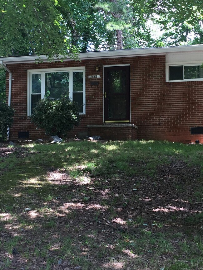 Building Photo - Single level, 3 bedroom home available Nea...