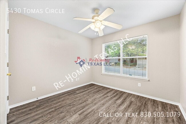 Foto del edificio - 5430 Tomas Cir.