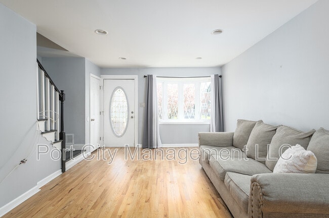Building Photo - 744 Aldworth Rd