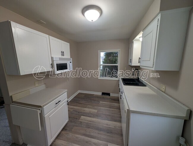 Foto del edificio - Updated Cape Cod with New Flooring, Front Deck & Garage