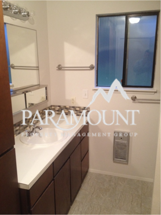 Foto del edificio - Spacious 3 bedroom duplex on Goldmaur!