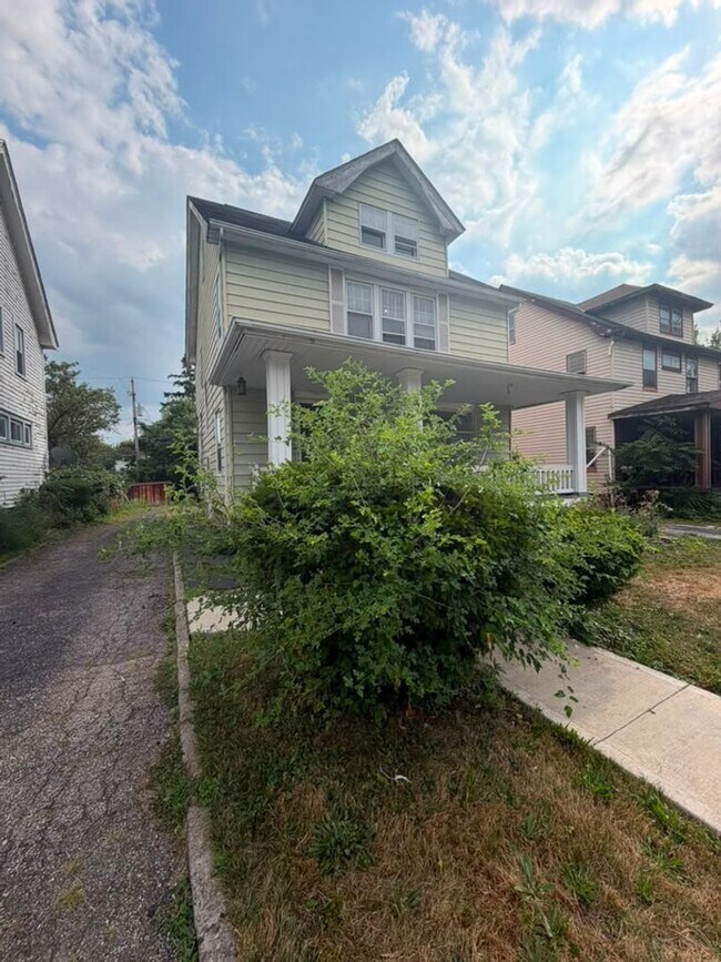 Building Photo - Spacious 3-Bedroom Home in Garfield Heights