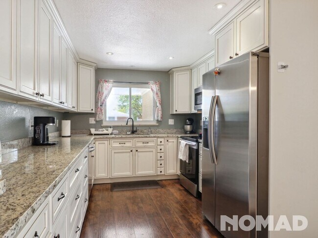 Building Photo - 6 Bedroom Single Family Home in Aurora
