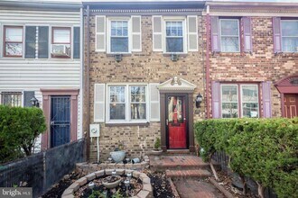 Building Photo - 730 6th St NE