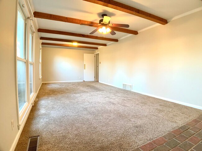 Foto del edificio - 30 Bunker Hill Rd