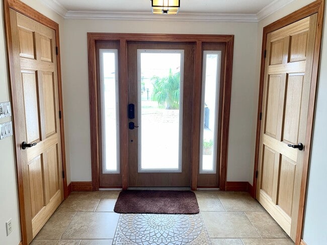 Building Photo - AVAILABLE NOVEMBER, DECEMBER AND APRIL 202...