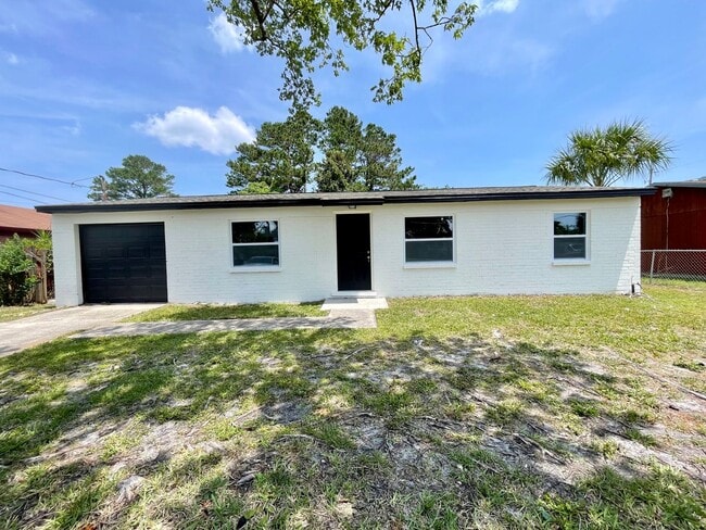 Building Photo - Completely Renovated in Prime Location!