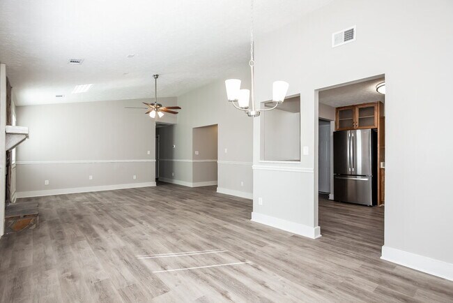 Foto del edificio - 9453 Forest Knoll Dr