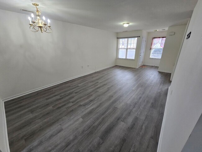 Foto del edificio - Welcome to this charming townhome in desirable Brambleton!